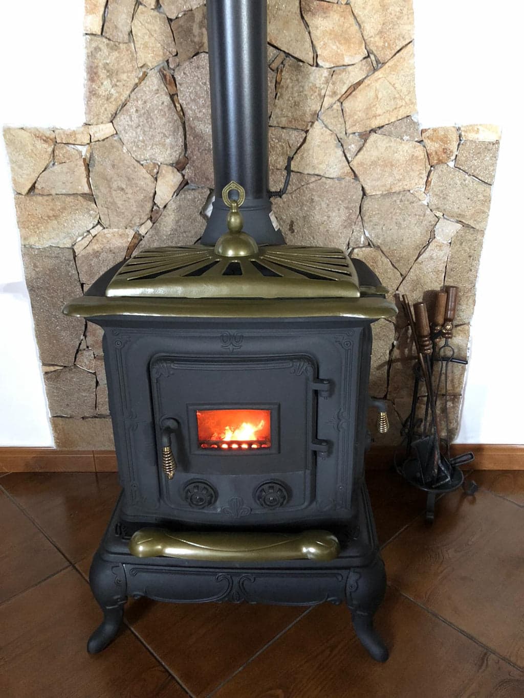 Stufa a legna "Parlor" 6 kW in ghisa con inserti ottone caminetto vintage in Stufe elettriche Decor Space - Altamura, commercioVirtuoso.it