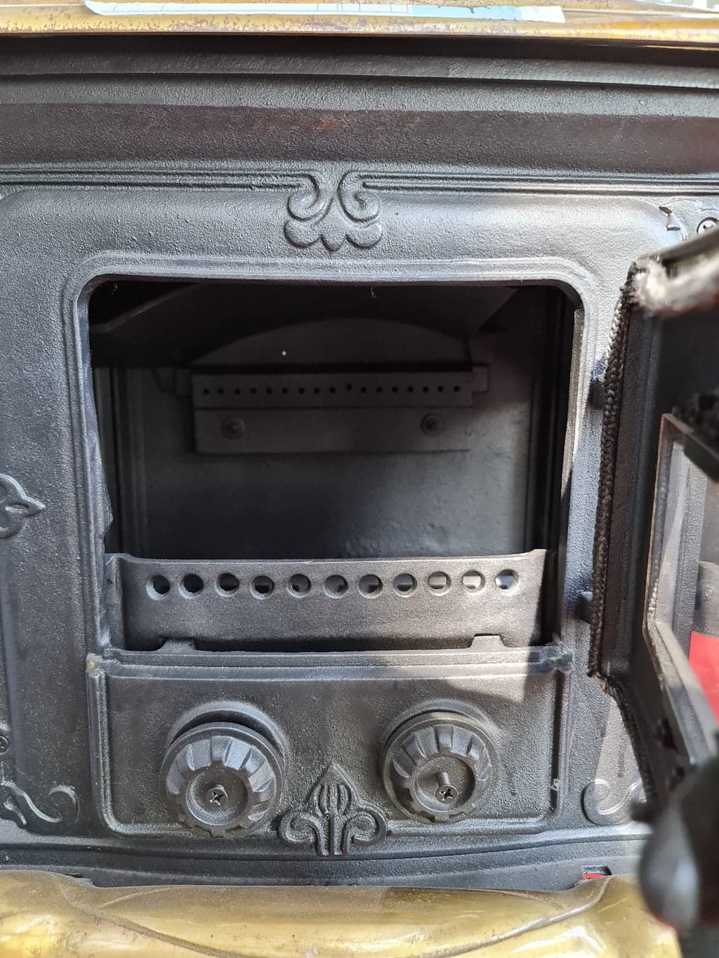 Stufa a legna "Parlor" 6 kW in ghisa con inserti ottone caminetto vintage in Stufe elettriche Decor Space - Altamura, commercioVirtuoso.it