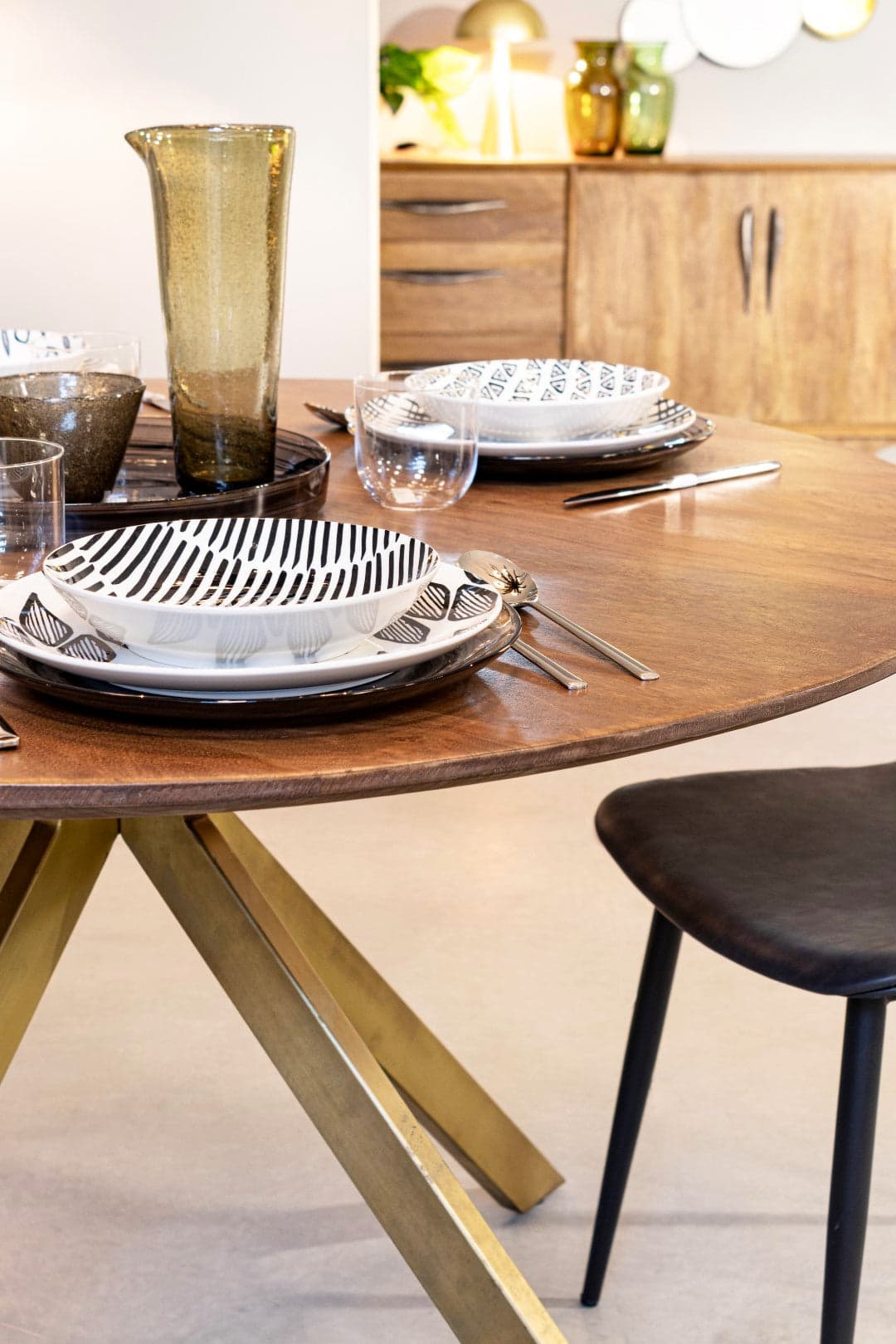 Tavolo Sherman rotondo, con gambe, in legno di mango, stile vintage da Ø 120 cm in Tavoli da sala da pranzo Decor Space - Altamura, commercioVirtuoso.it