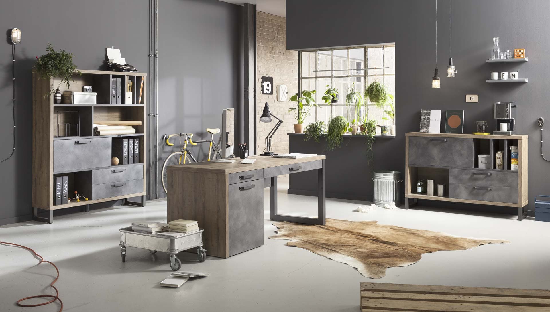 Scrivania da ufficio porta PC stile Industrial con 1 anta e 2 cassetti color rovere e nero 170 cm in Postazioni di lavoro per computer Decor Space - Altamura, commercioVirtuoso.it