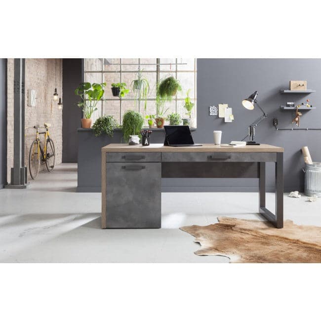 Scrivania da ufficio porta PC stile Industrial con 1 anta e 2 cassetti color rovere e nero 170 cm in Postazioni di lavoro per computer Decor Space - Altamura, commercioVirtuoso.it