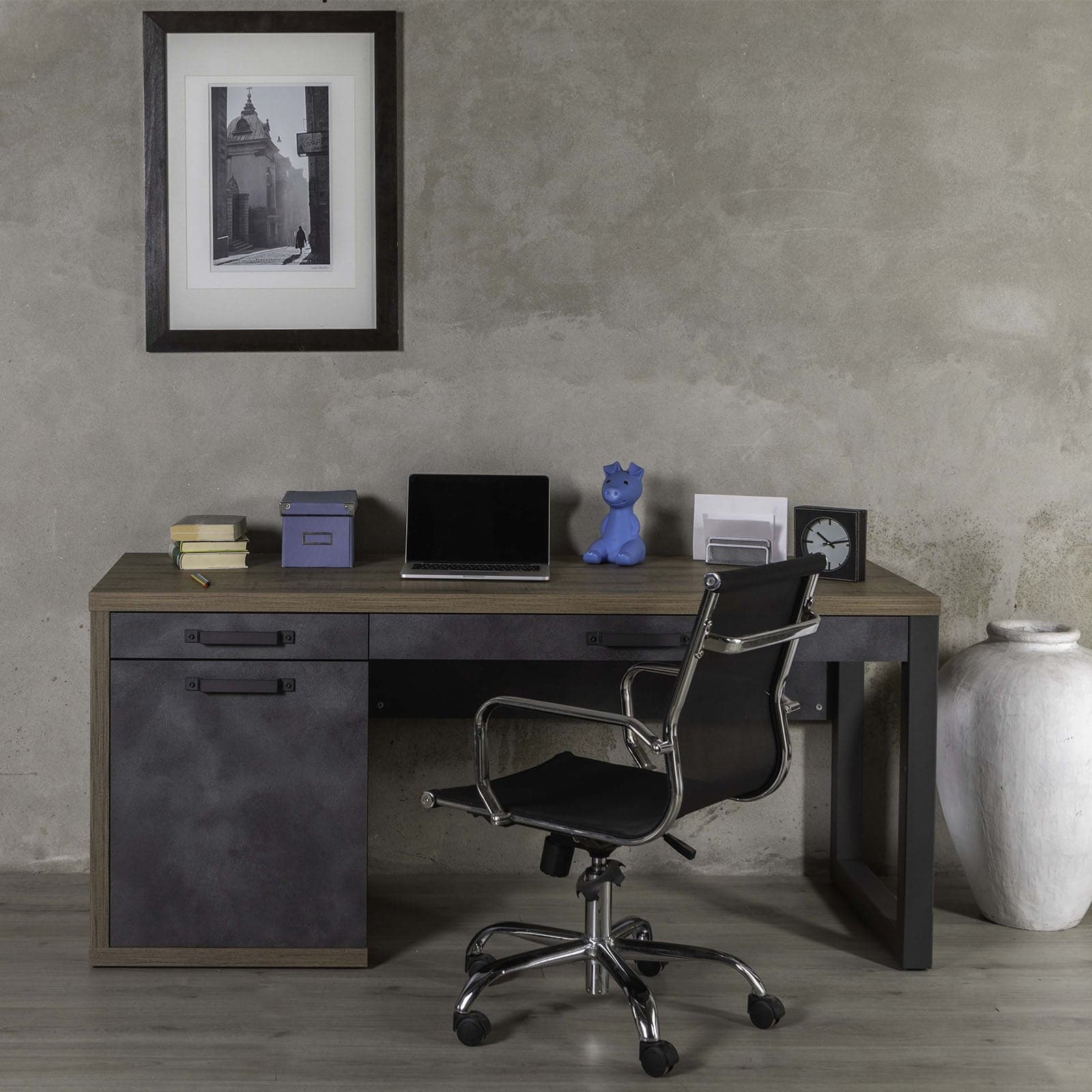 Scrivania da ufficio porta PC stile Industrial con 1 anta e 2 cassetti color rovere e nero 170 cm in Postazioni di lavoro per computer Decor Space - Altamura, commercioVirtuoso.it