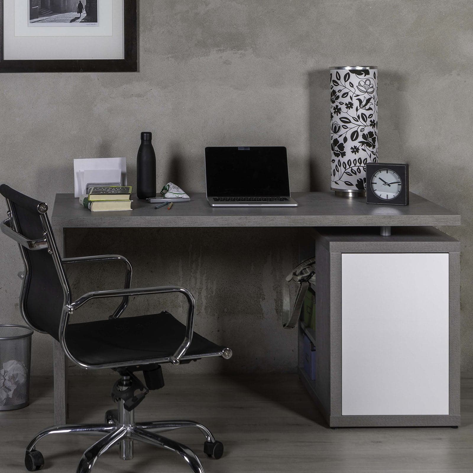 Scrivania per ufficio e stanzetta, con anta e 3 ripiani a giorno da 140 cm in Scrivanie Decor Space - Altamura, commercioVirtuoso.it