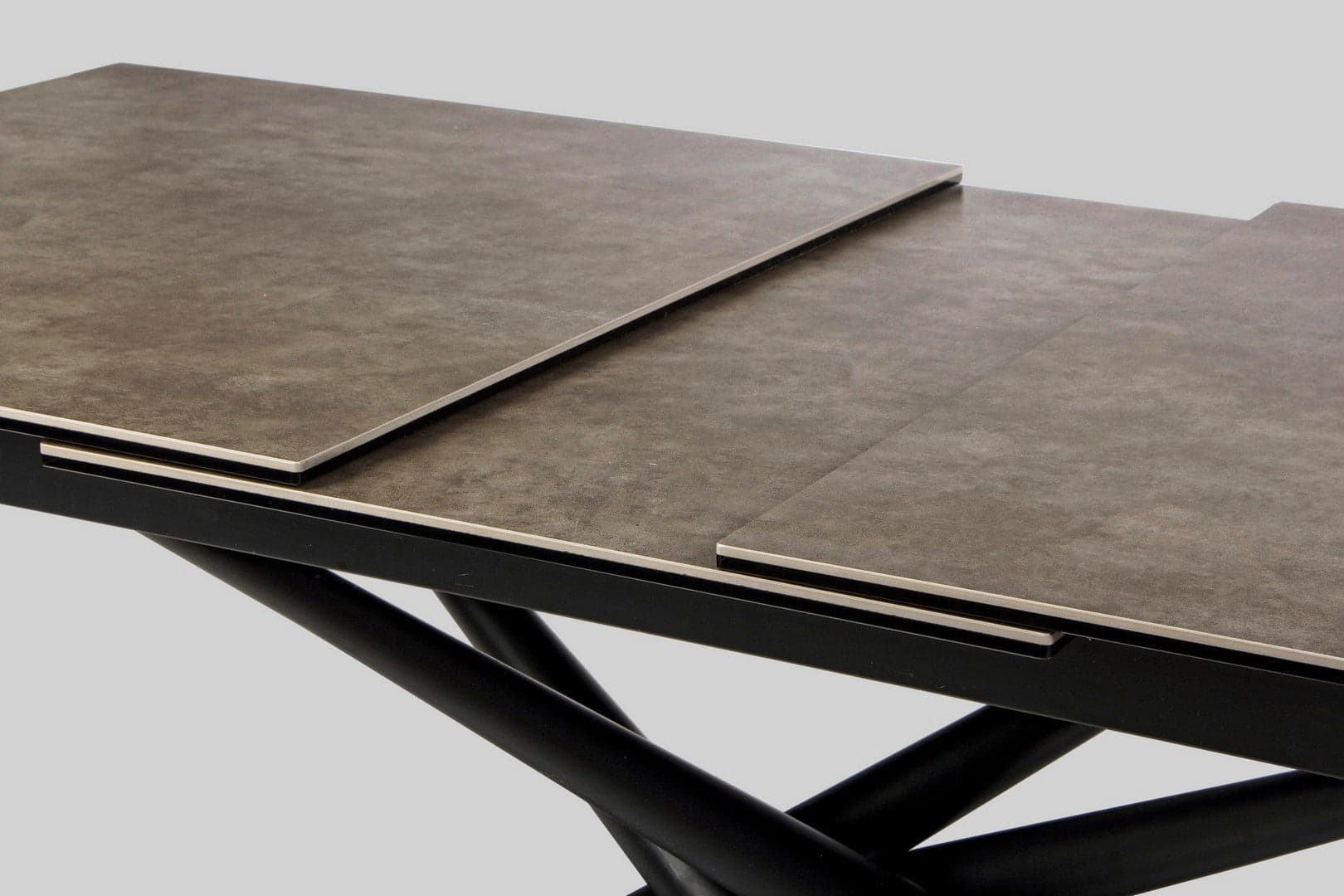 Tavolo allungabile Seyfert con struttura in acciaio, piano in ceramica e supporto in vetro in Tavoli da sala da pranzo Decor Space - Altamura, commercioVirtuoso.it