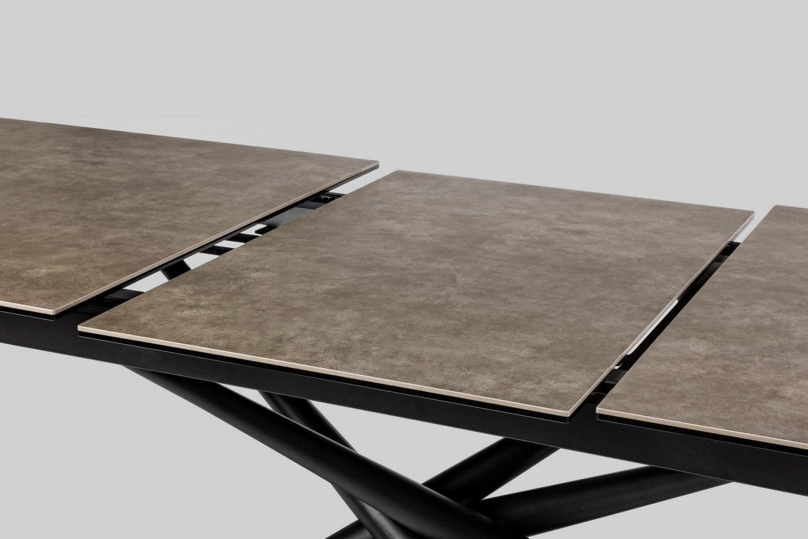 Tavolo allungabile Seyfert con struttura in acciaio, piano in ceramica e supporto in vetro in Tavoli da sala da pranzo Decor Space - Altamura, commercioVirtuoso.it