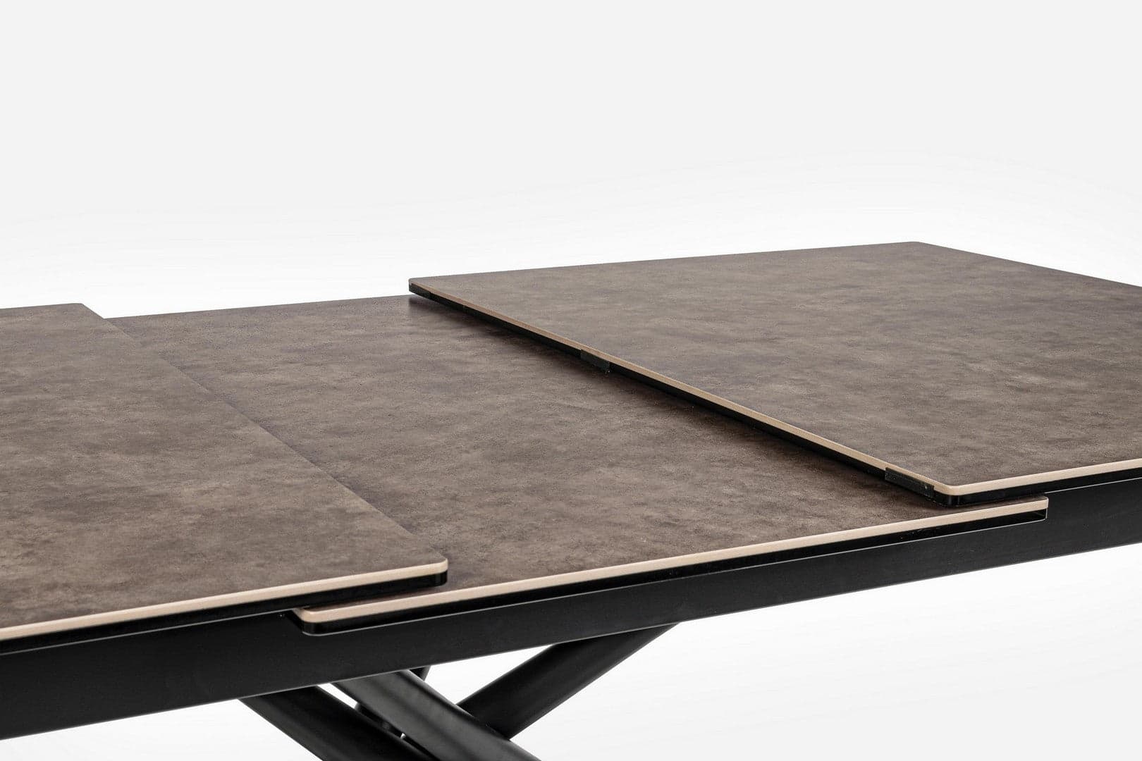 Tavolo allungabile Seyfert con struttura in acciaio, piano in ceramica e supporto in vetro in Tavoli da sala da pranzo Decor Space - Altamura, commercioVirtuoso.it