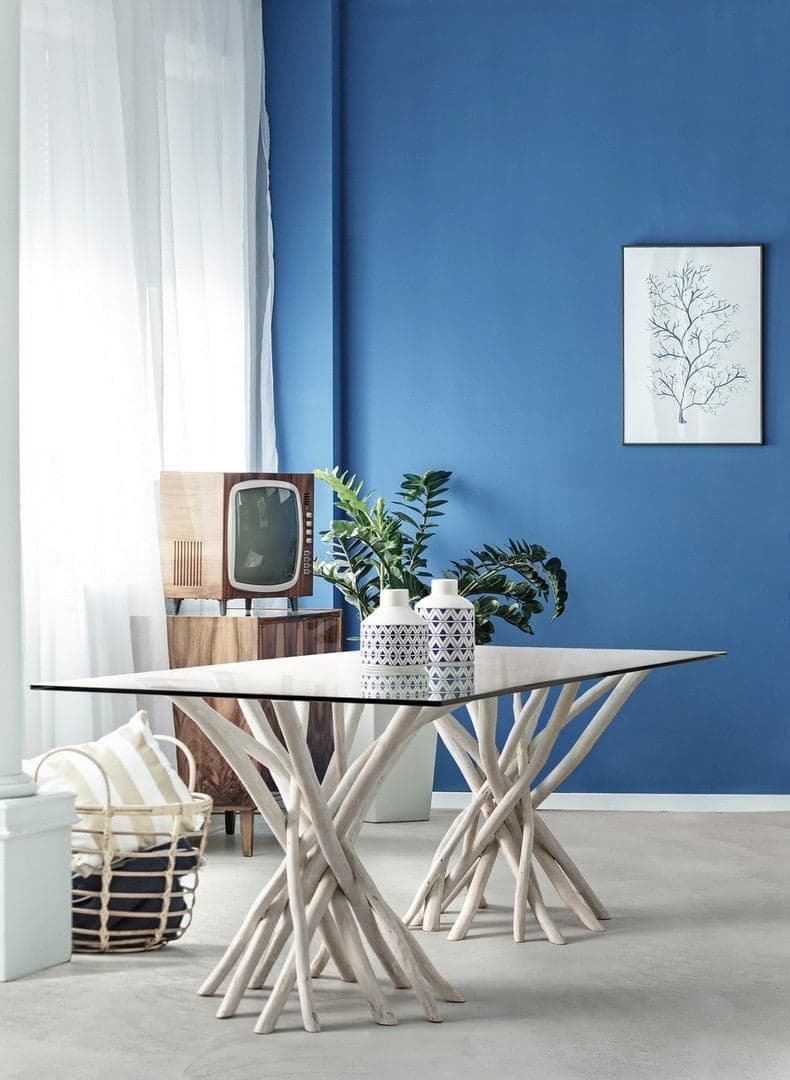 Tavolo "C-V Sahel", con gambe in rami di teak, piano in vetro temperato, stile moderno in Tavoli da sala da pranzo Decor Space - Altamura, commercioVirtuoso.it