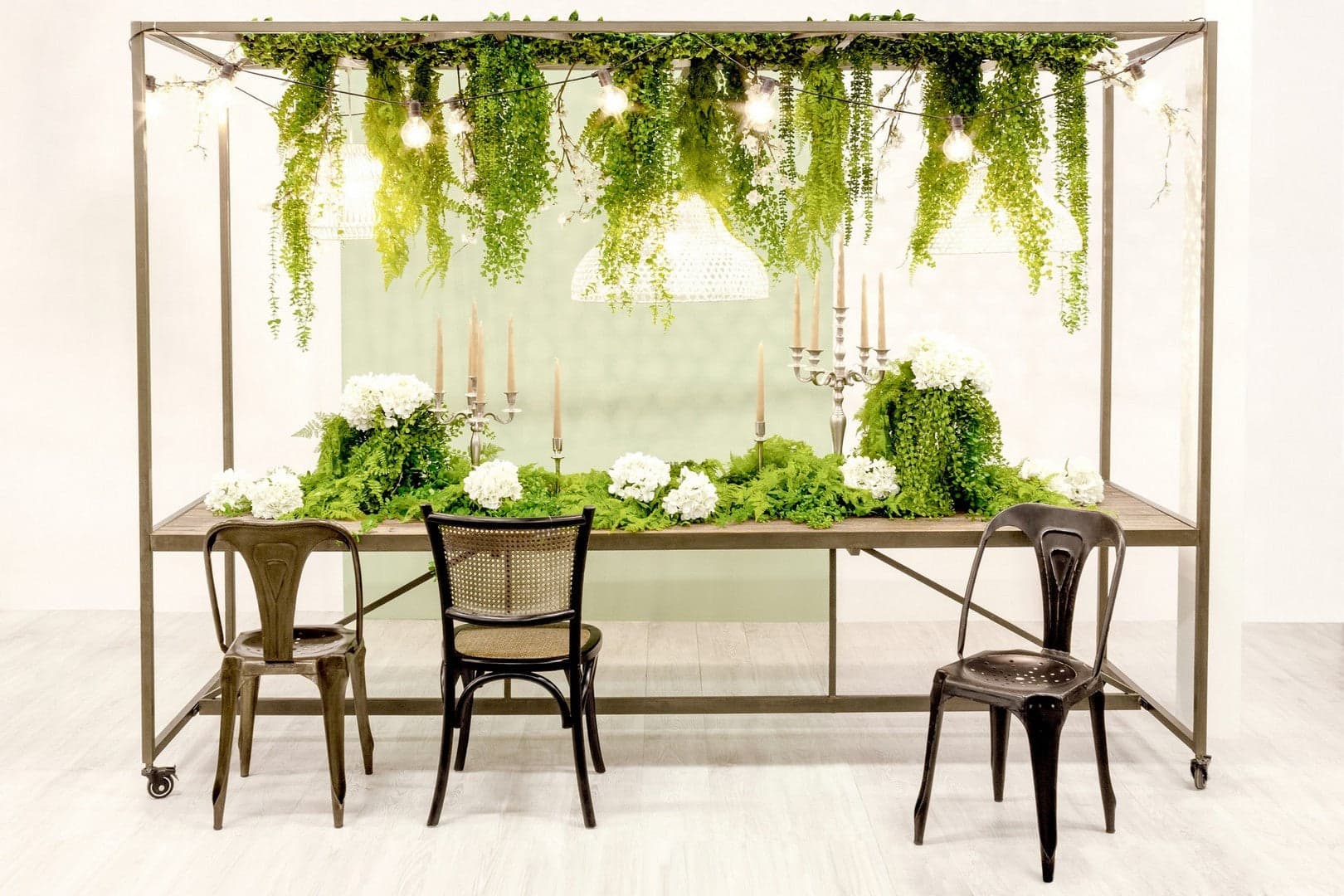 Tavolo espositore con tetto, struttura in acciaio, piano in legno, ruote in gomma in Tavoli da sala da pranzo Decor Space - Altamura, commercioVirtuoso.it