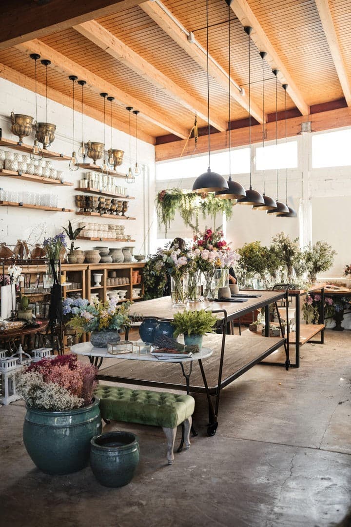 Tavolo espositore con due ripiani, struttura in acciaio, ruote in gomma Casa e cucina/Arredamento/Sala da pranzo/Tavoli da sala da pranzo Decor Space - Altamura, Commerciovirtuoso.it