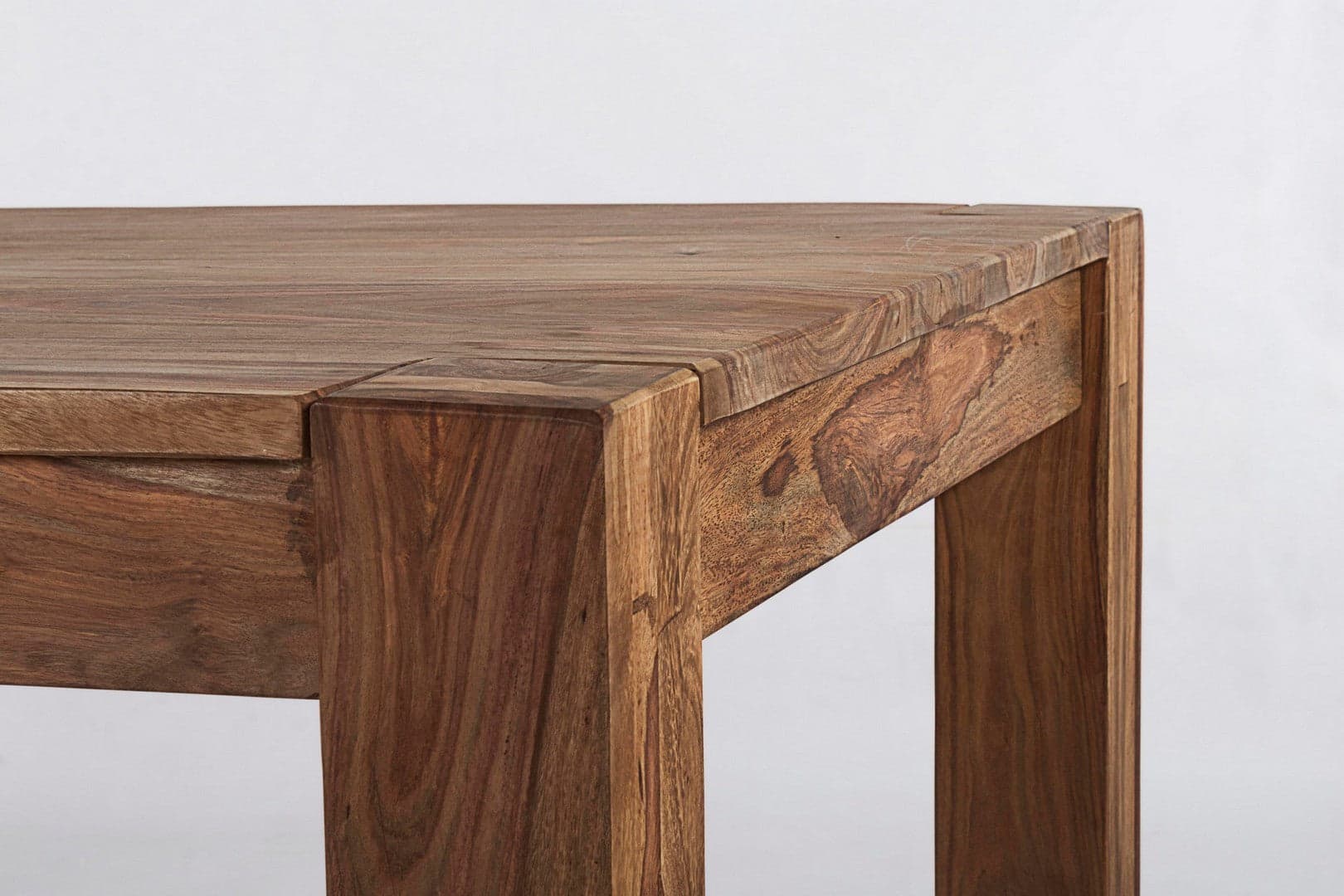 Tavolo Salford allungabile rettangolare, con gambe, piano in legno sheesham, stile design in Tavoli da sala da pranzo Decor Space - Altamura, commercioVirtuoso.it