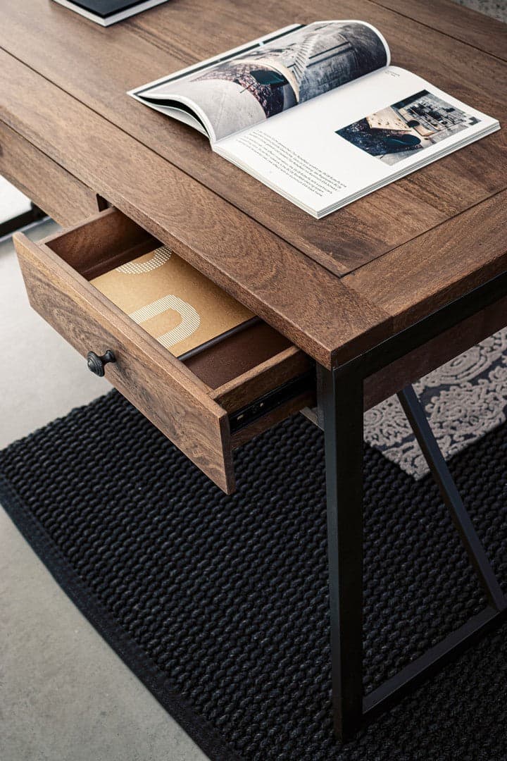 Scrivania "Calixte" con 3 cassetti, struttura in legno di mango e acciaio, stile industriale, 153x66x75.8h in Scrivanie Decor Space - Altamura, commercioVirtuoso.it