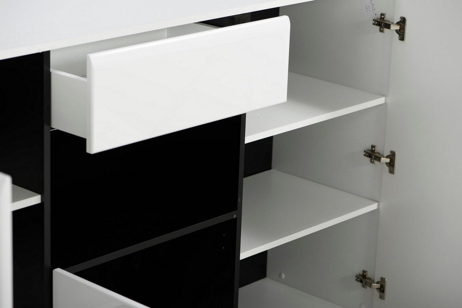 Credenza "Juliette", color bianco, con struttura in truciolare rivestito, mobile in kit in Credenze Decor Space - Altamura, commercioVirtuoso.it