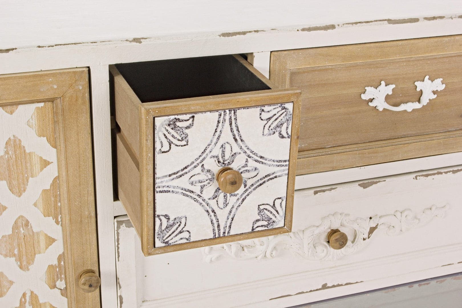 Credenza "Aurelie", 1 anta e 4 cassetti, con struttura in legno di abete, stile classico in Credenze Decor Space - Altamura, commercioVirtuoso.it