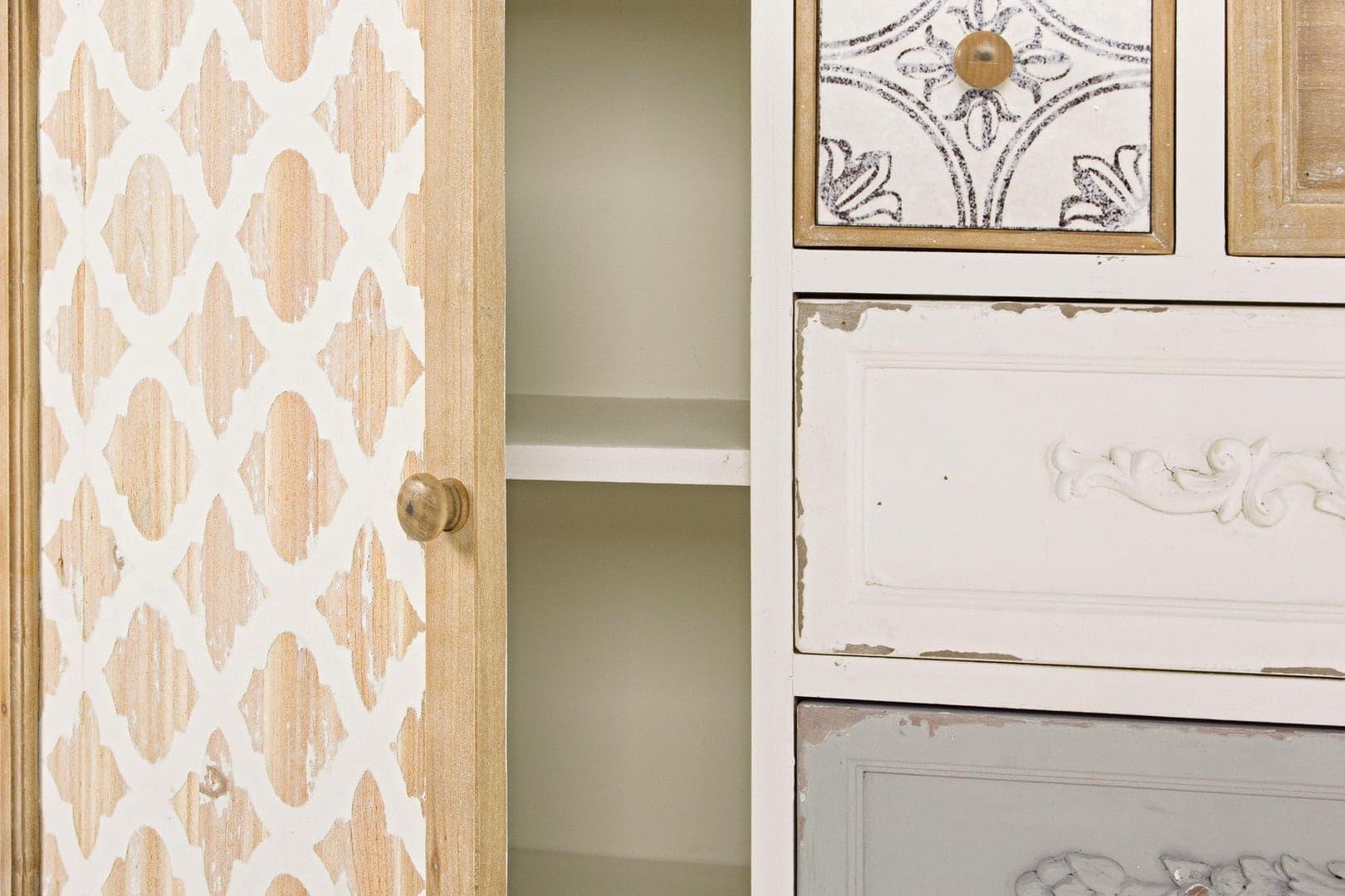 Credenza "Aurelie", 1 anta e 4 cassetti, con struttura in legno di abete, stile classico in Credenze Decor Space - Altamura, commercioVirtuoso.it