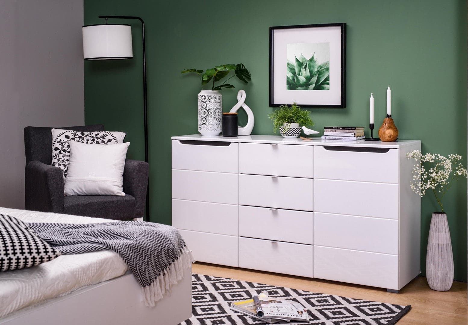 Credenza "Zurich", con 2 ante e 4 cassetti, color bianco opaco, con struttura in truciolare rivestito, mobile in kit in Credenze Decor Space - Altamura, commercioVirtuoso.it