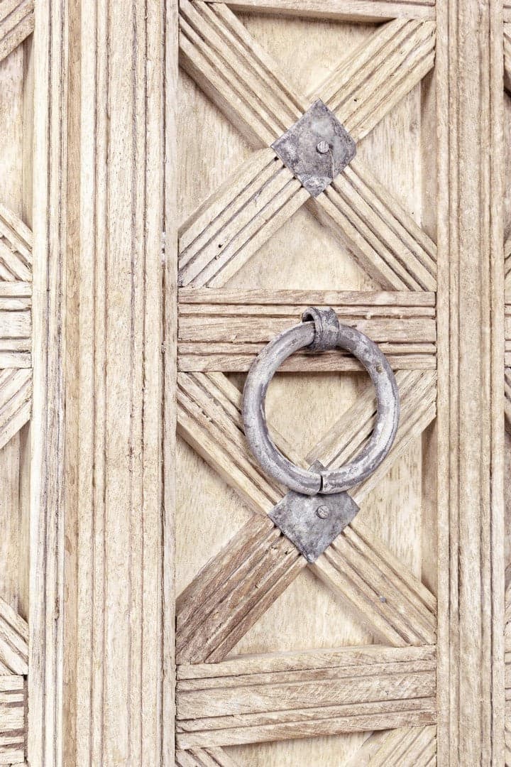 Credenza "Engrave" con struttura in legno di mango, decorazioni intarsiate, stile naturale in Credenze Decor Space - Altamura, commercioVirtuoso.it