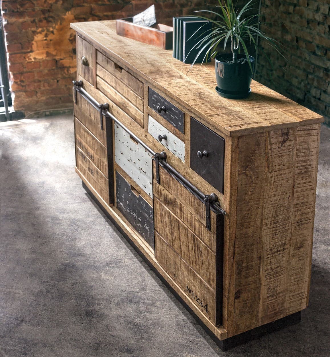 Credenza "Tudor" con struttura in mango e base in acciaio, stile industriale in Credenze Decor Space - Altamura, commercioVirtuoso.it