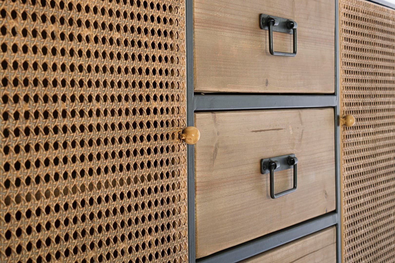 Credenza "Elton" con struttura in acciaio, cassetti in legno di abete, stile vintage - 21