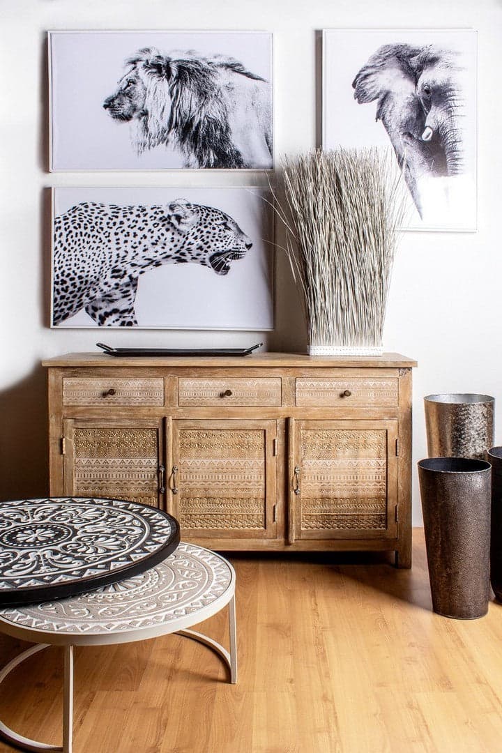 Credenza "Mayra" con struttura in legno di mango, decorazioni a mano, stile naturale in Credenze Decor Space - Altamura, commercioVirtuoso.it