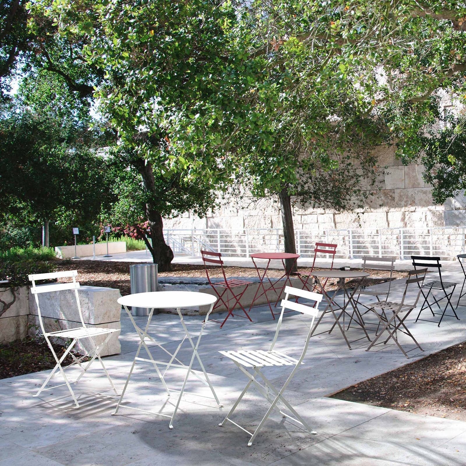 Set "Bistrot Wissant" Tavolino tondo con sedie colorate in acciaio verniciato a polvere per giardino e bar finitura opaca in Tavoli standard Decor Space - Altamura, commercioVirtuoso.it
