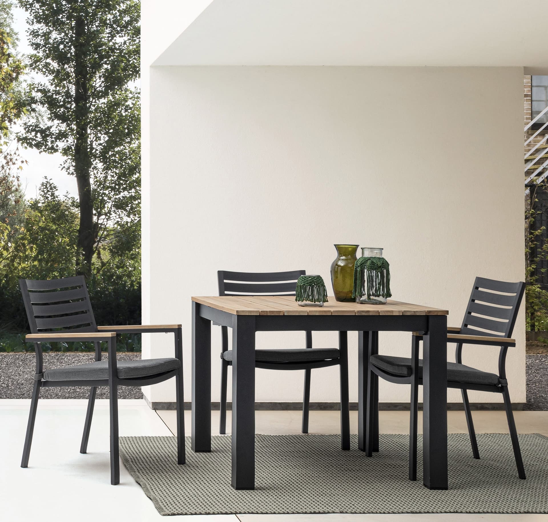 Tavolo quadrato moderno "Kailani" in alluminio verniciato nero e doghe in legno di acacia in Tavoli standard Decor Space - Altamura, commercioVirtuoso.it