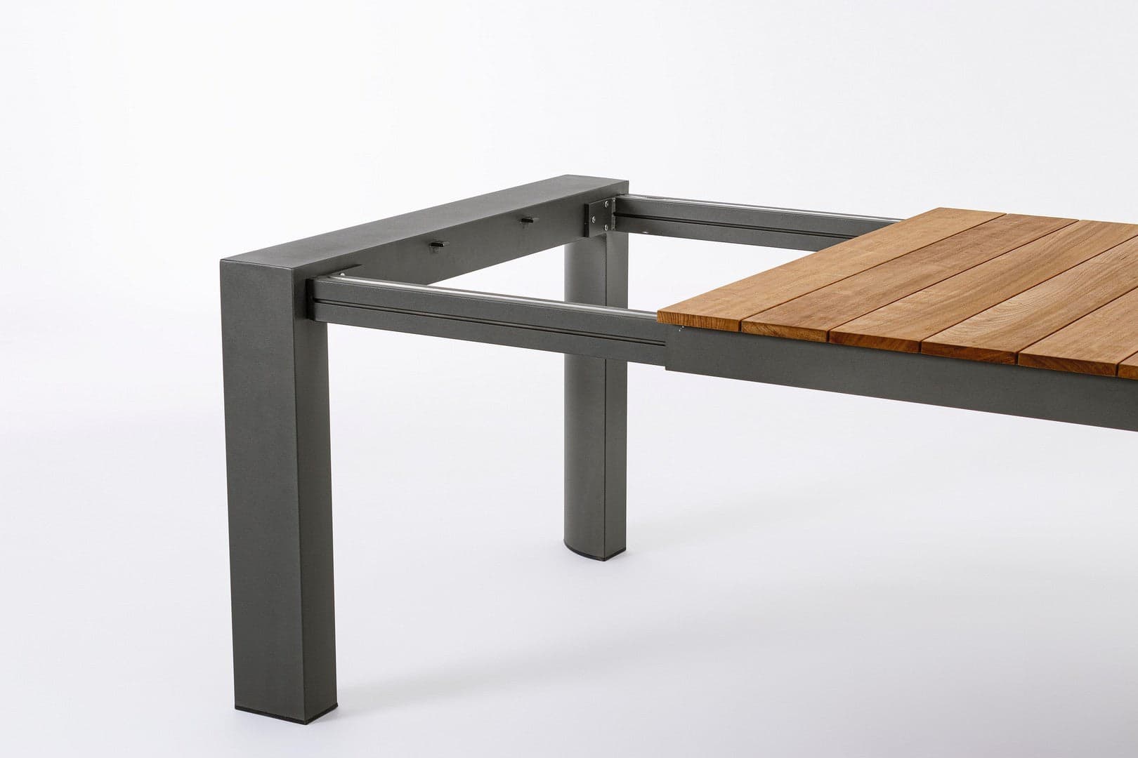 Tavolo allungabile "Cameron" con struttura in alluminio, piano in teak, stile moderno in Tavoli da sala da pranzo Decor Space - Altamura, commercioVirtuoso.it