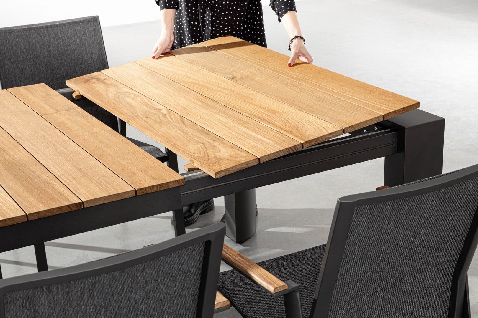 Tavolo allungabile "Cameron" con struttura in alluminio, piano in teak, stile moderno in Tavoli da sala da pranzo Decor Space - Altamura, commercioVirtuoso.it