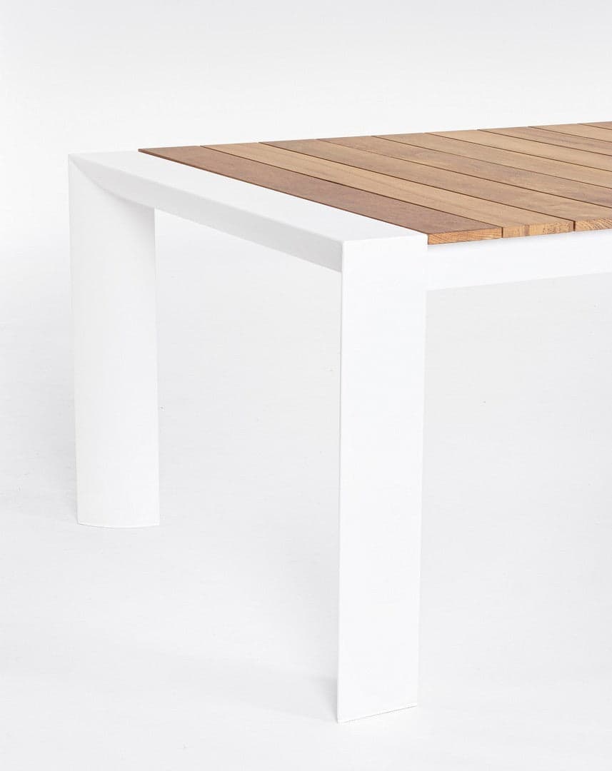 Tavolo allungabile "Cameron" con struttura in alluminio, piano in teak, stile moderno in Tavoli da sala da pranzo Decor Space - Altamura, commercioVirtuoso.it