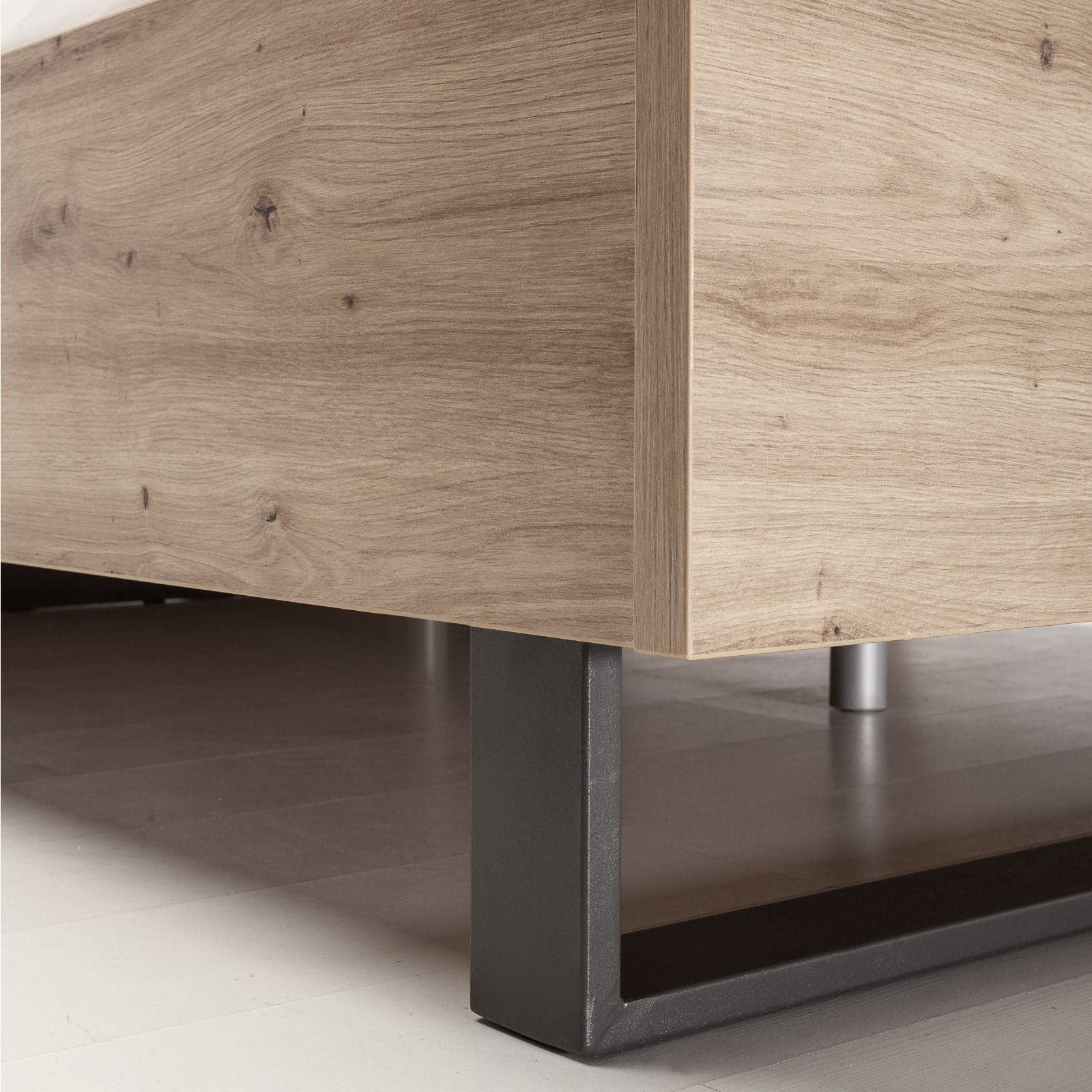 Letto moderno matrimoniale "Lafabrica" struttura in legno rovere e nero con spalliera in Materassi Decor Space - Altamura, commercioVirtuoso.it