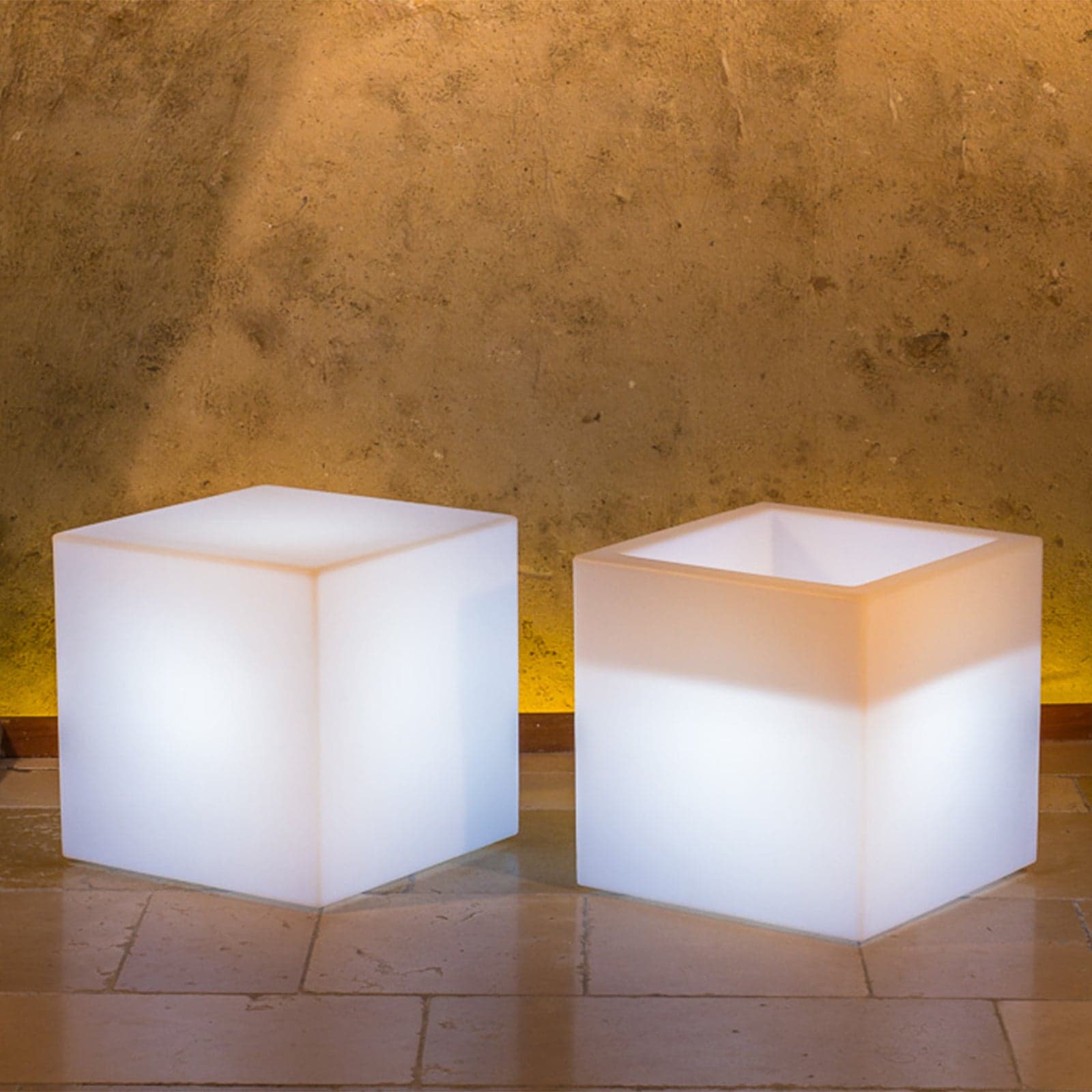 Tavolino da giardino luminoso YouCube Bright quadrato con led decorazione Made in Italy in Lanterne Decor Space - Altamura, commercioVirtuoso.it