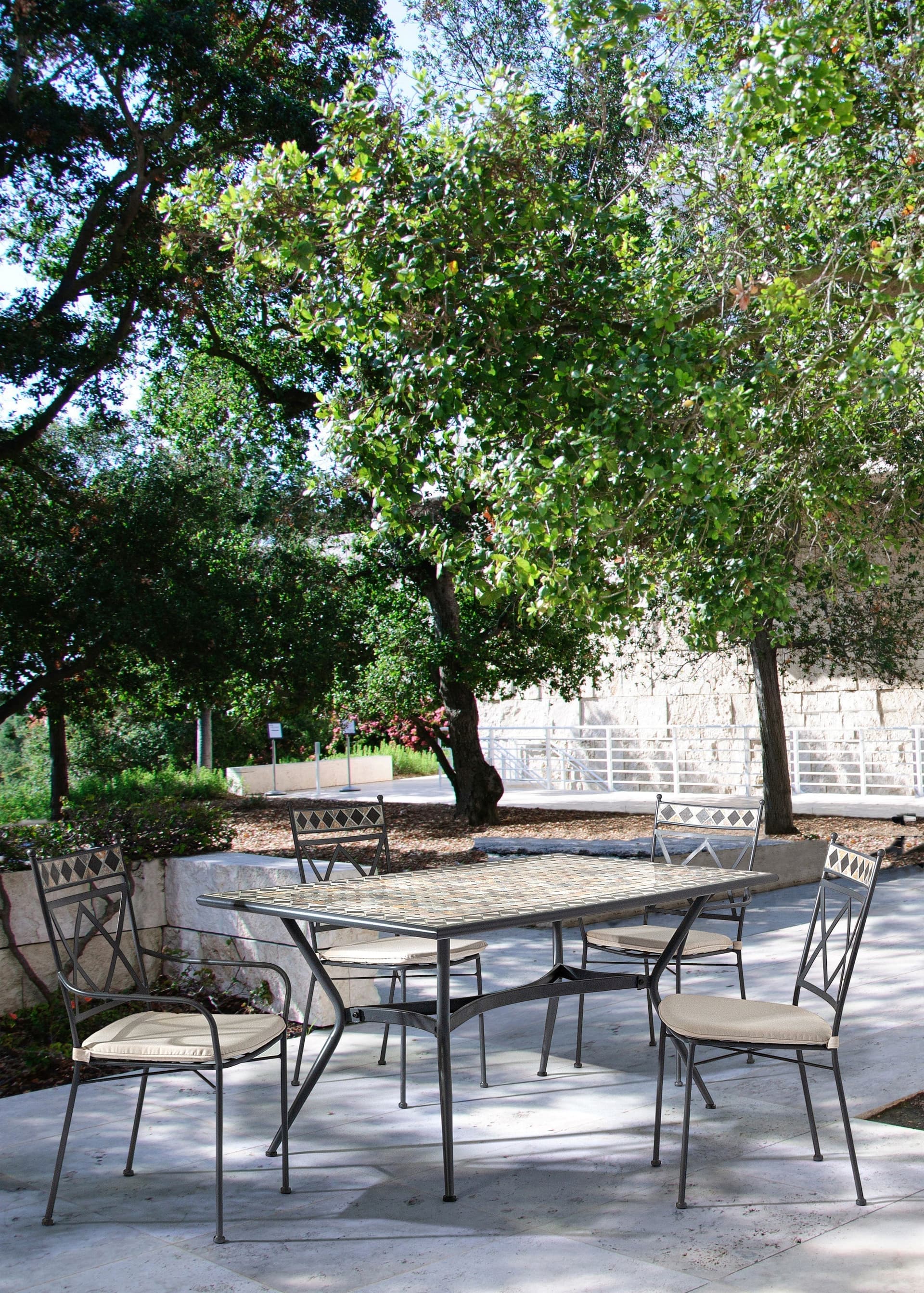 Tavolo con mosaico "Berkley" in acciaio verniciato e piano in ceramica da giardino 160 cm in Tavoli standard Decor Space - Altamura, commercioVirtuoso.it