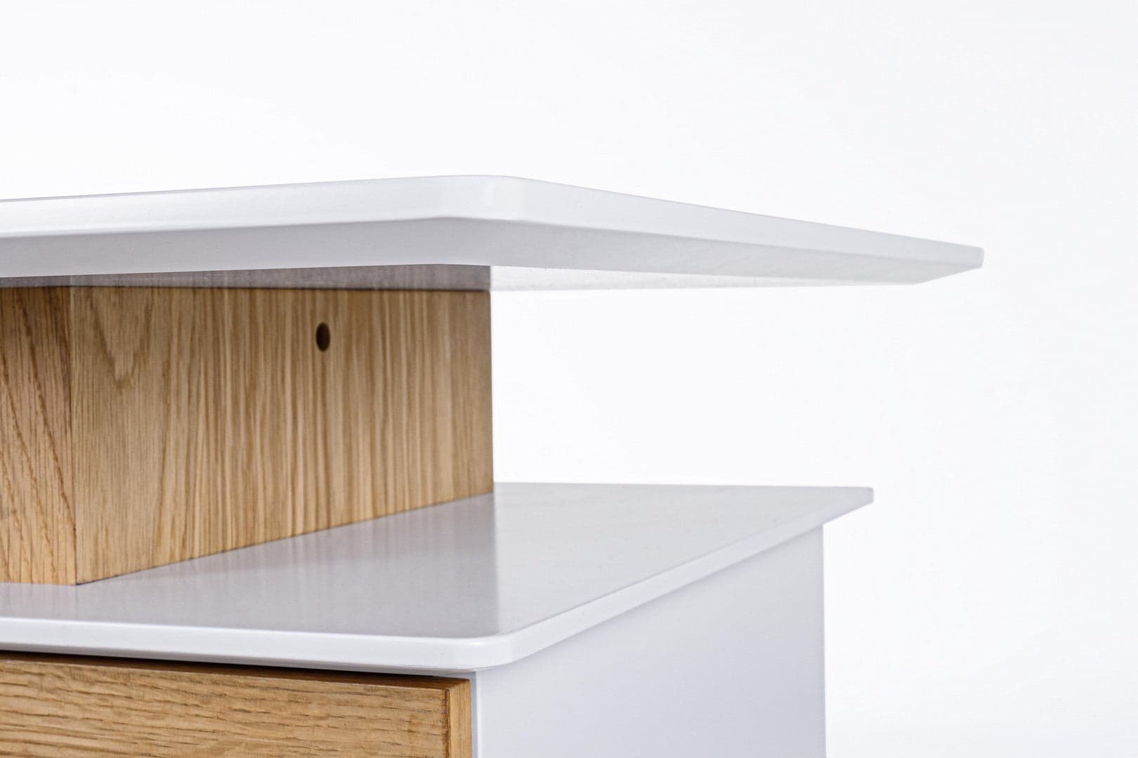 Scrivania "Montreal" con cassettiera bianca e legno, gambe in pino, piano in MDF, 140 x 60 cm in Postazioni di lavoro per computer Decor Space - Altamura, commercioVirtuoso.it