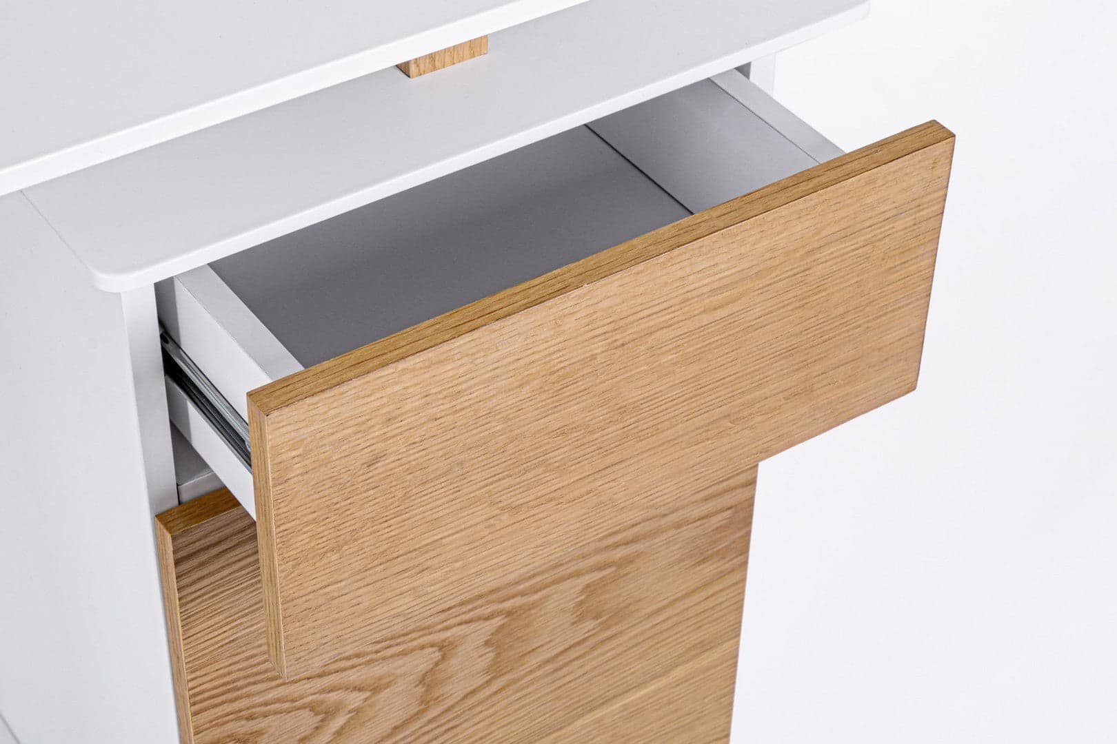 Scrivania "Montreal" con cassettiera bianca e legno, gambe in pino, piano in MDF, 140 x 60 cm in Postazioni di lavoro per computer Decor Space - Altamura, commercioVirtuoso.it