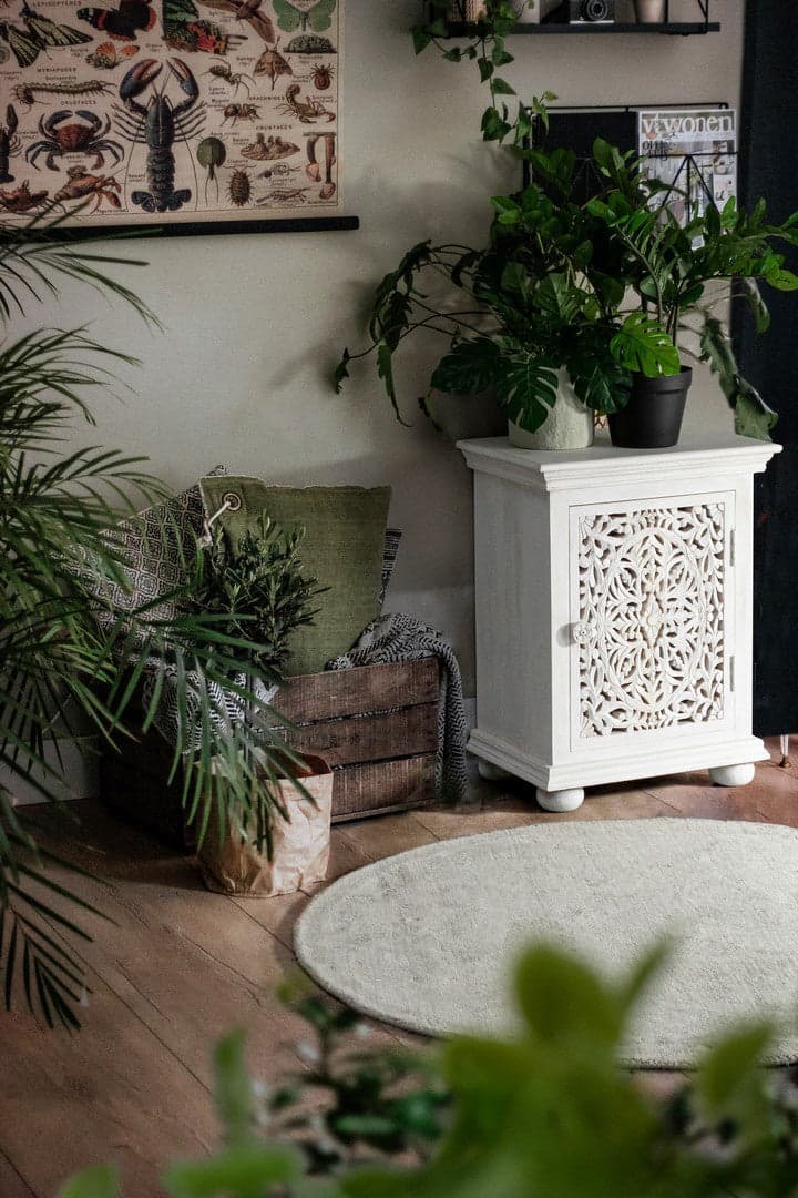 Credenza "Alinta" bianca, struttura in legno di mango, con ante intarsiate a mano, stile fusion - 9