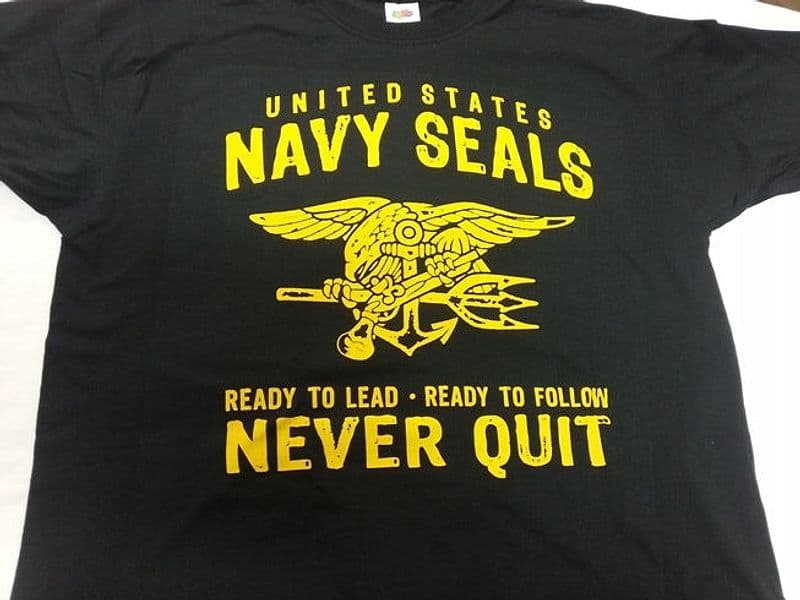 T-shirt Navy Seals vari colori in T-Shirt Il Distintivo - Pesaro, commercioVirtuoso.it