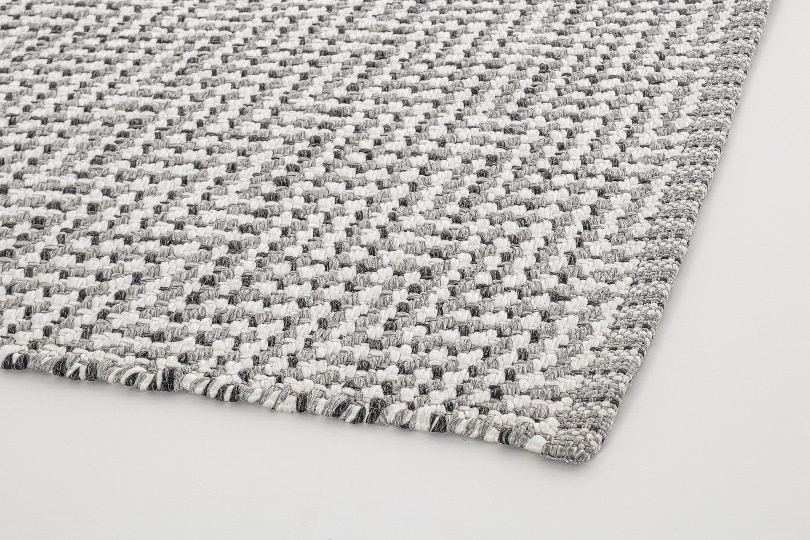 Tappeto da esterno "Sitar", produzione artigianale, lavorato a mano, 2.000 gr/m2 in Zerbini Decor Space - Altamura, commercioVirtuoso.it