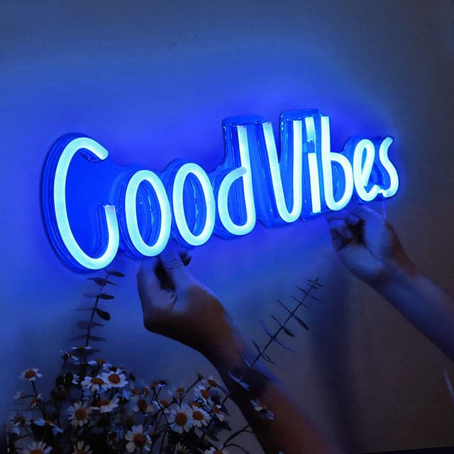 Quadro luminoso "Good Vibes" da parete insegna a led luce blu effetto Neon in Poster e stampe Decor Space - Altamura, commercioVirtuoso.it