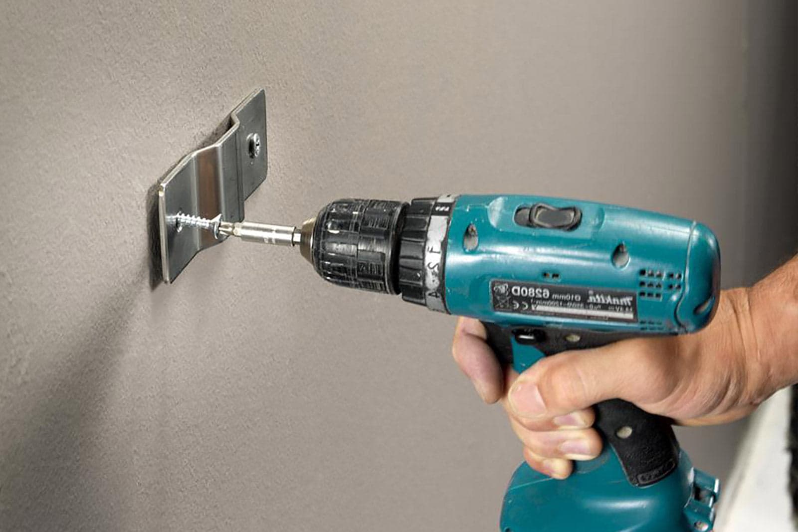 Staffa di sicurezza per fissaggio a muro dei vasi ''Fix Wall'' da 23 cm in Sottovasi Decor Space - Altamura, commercioVirtuoso.it