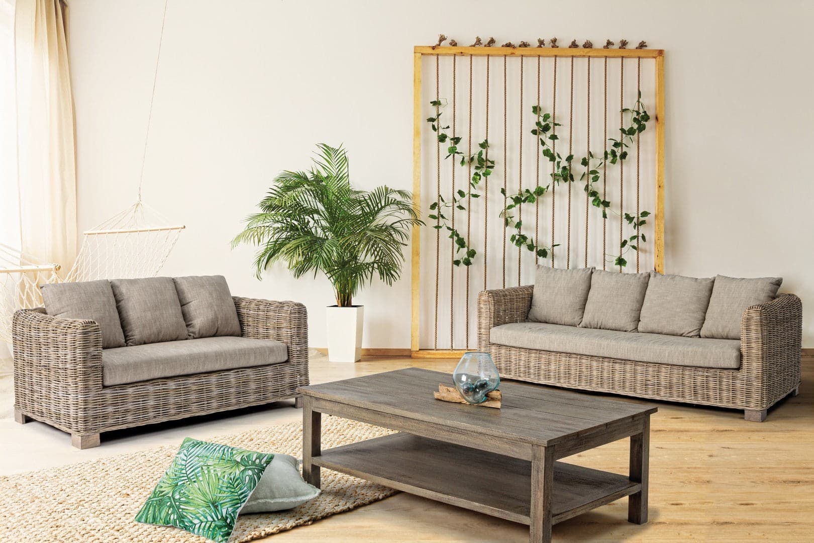 Divano "Fortaleza" con cuscini e struttura in legno di mango e rattan, per esterno in Divani Decor Space - Altamura, commercioVirtuoso.it