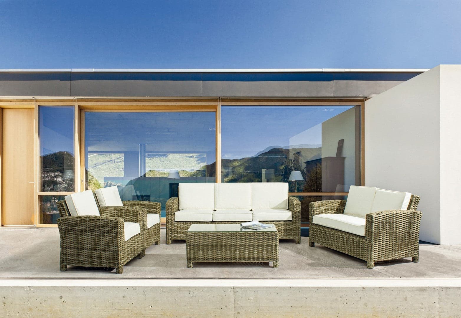 Poltrona "Lesly" con cuscini comodi e sfoderabili, struttura resistente per esterno in Poltrone Decor Space - Altamura, commercioVirtuoso.it