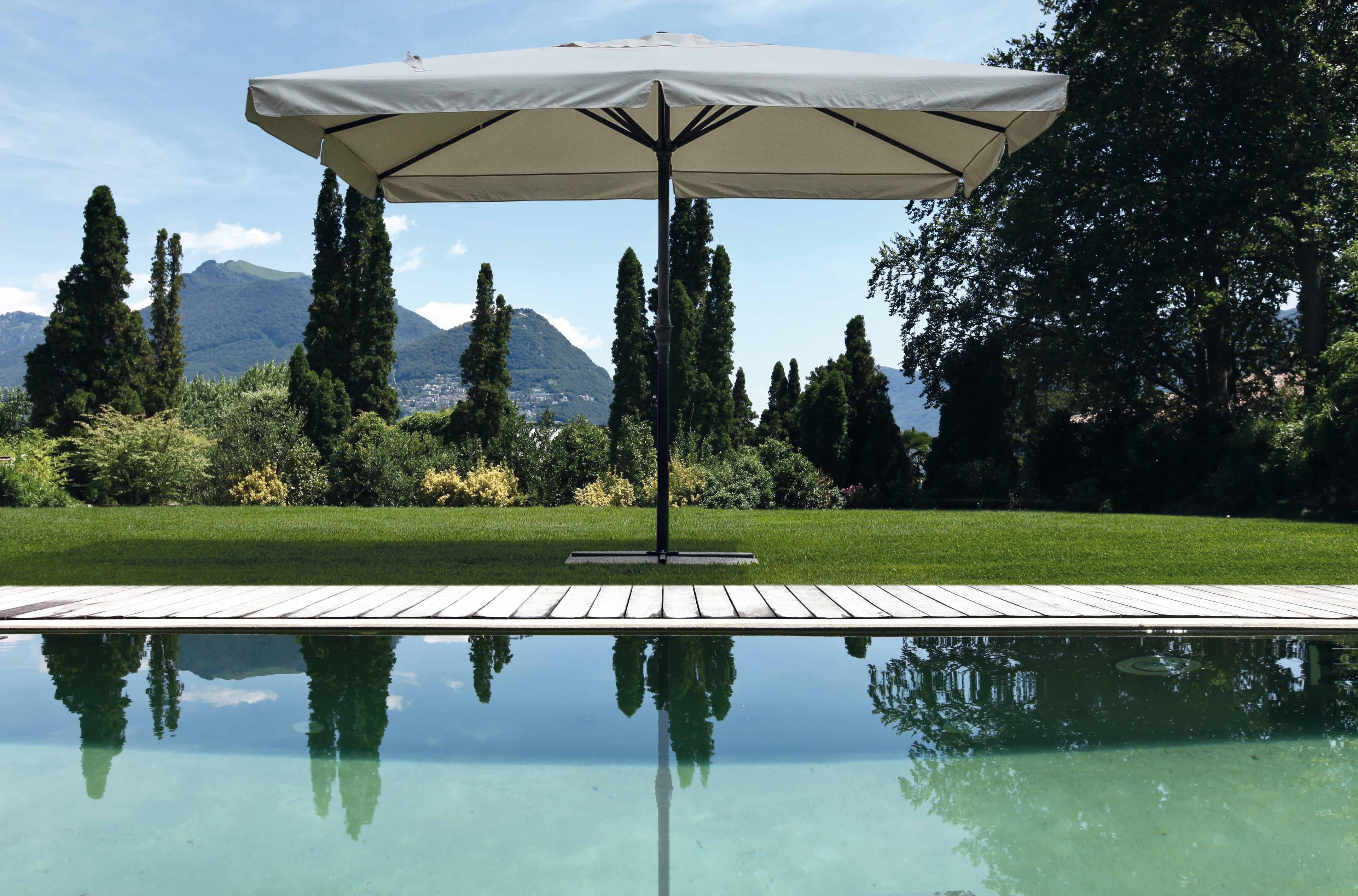 Ombrellone palo centrale "Alghero" per Giardino Bar e Ristoranti 4 x 4 mt in Ombrelloni Decor Space - Altamura, commercioVirtuoso.it
