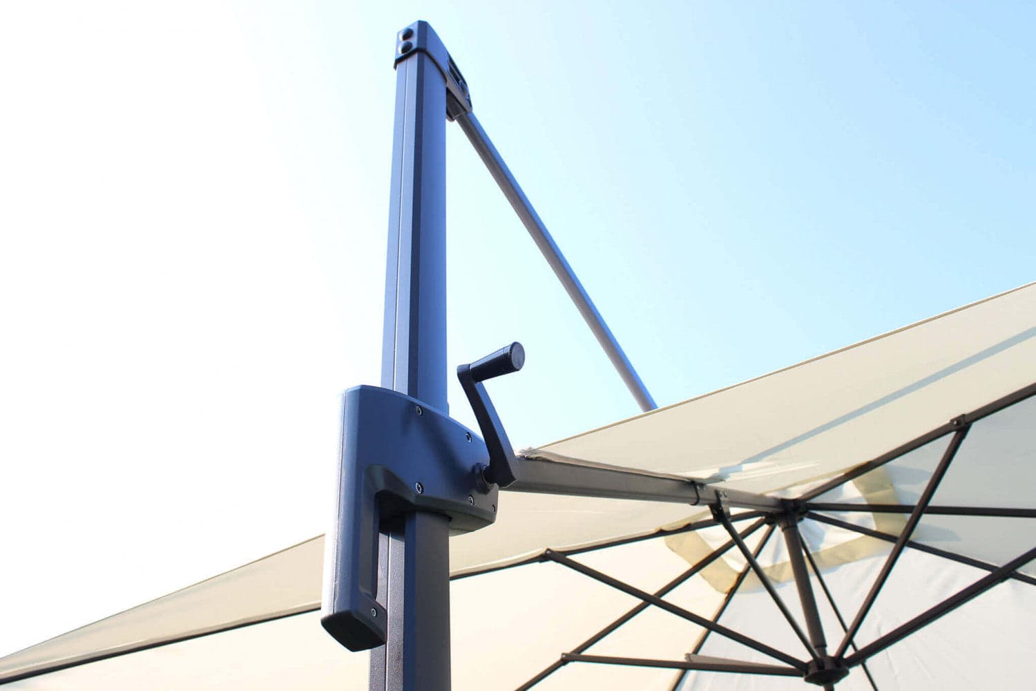Ombrellone palo laterale "Newton" in alluminio verniciato da giardino e balcone in Ombrelloni Decor Space - Altamura, commercioVirtuoso.it
