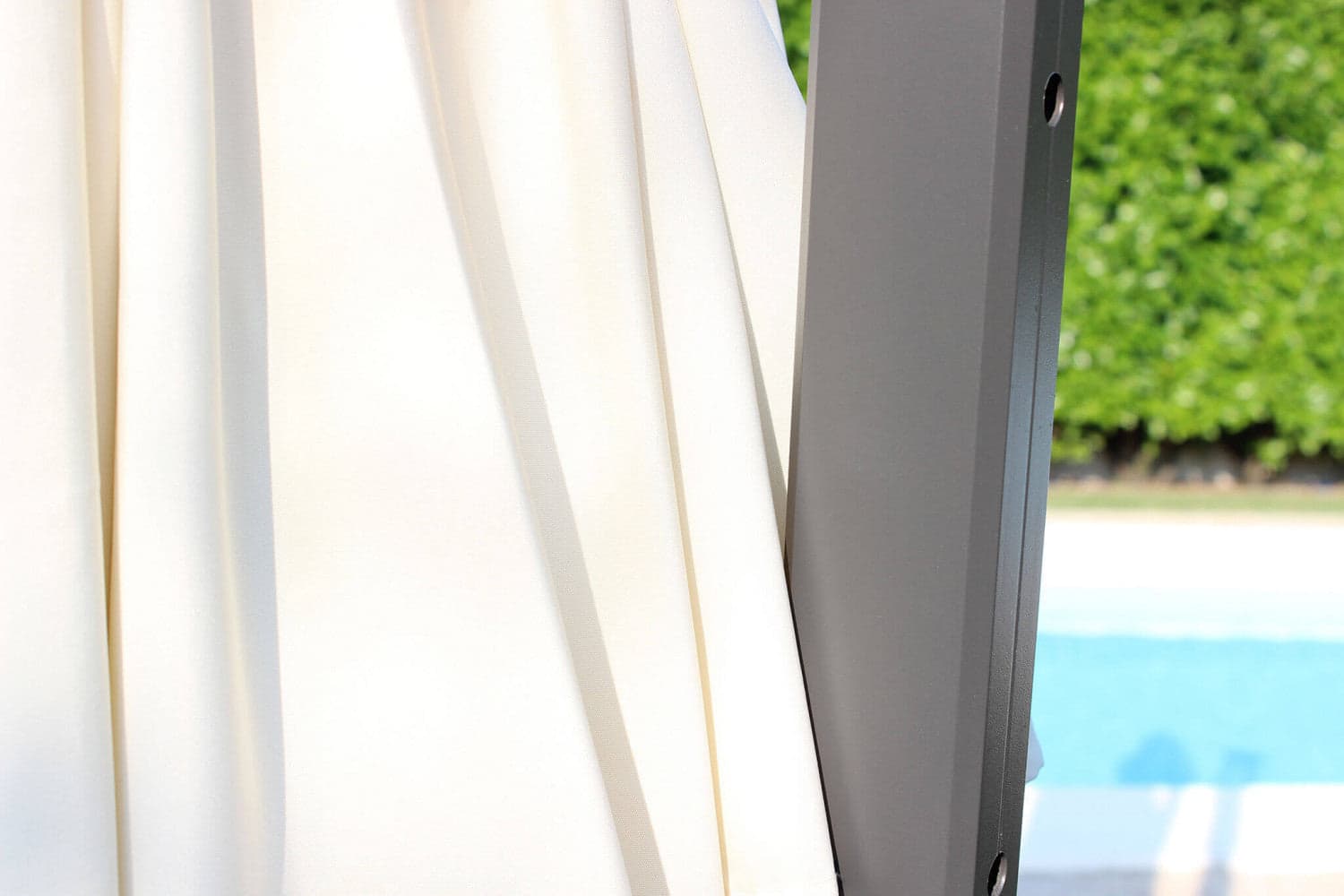 Ombrellone palo laterale "Newton" in alluminio verniciato da giardino e balcone in Ombrelloni Decor Space - Altamura, commercioVirtuoso.it