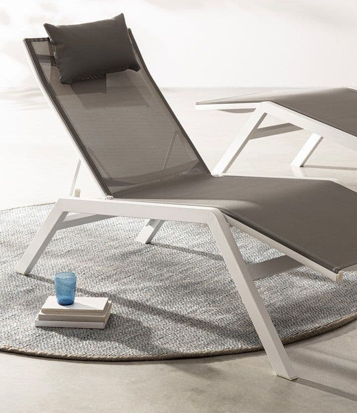 Lettino chaise longue "Krion" con poggiatesta, struttura in alluminio verniciato per esterno in Lettini Decor Space - Altamura, commercioVirtuoso.it