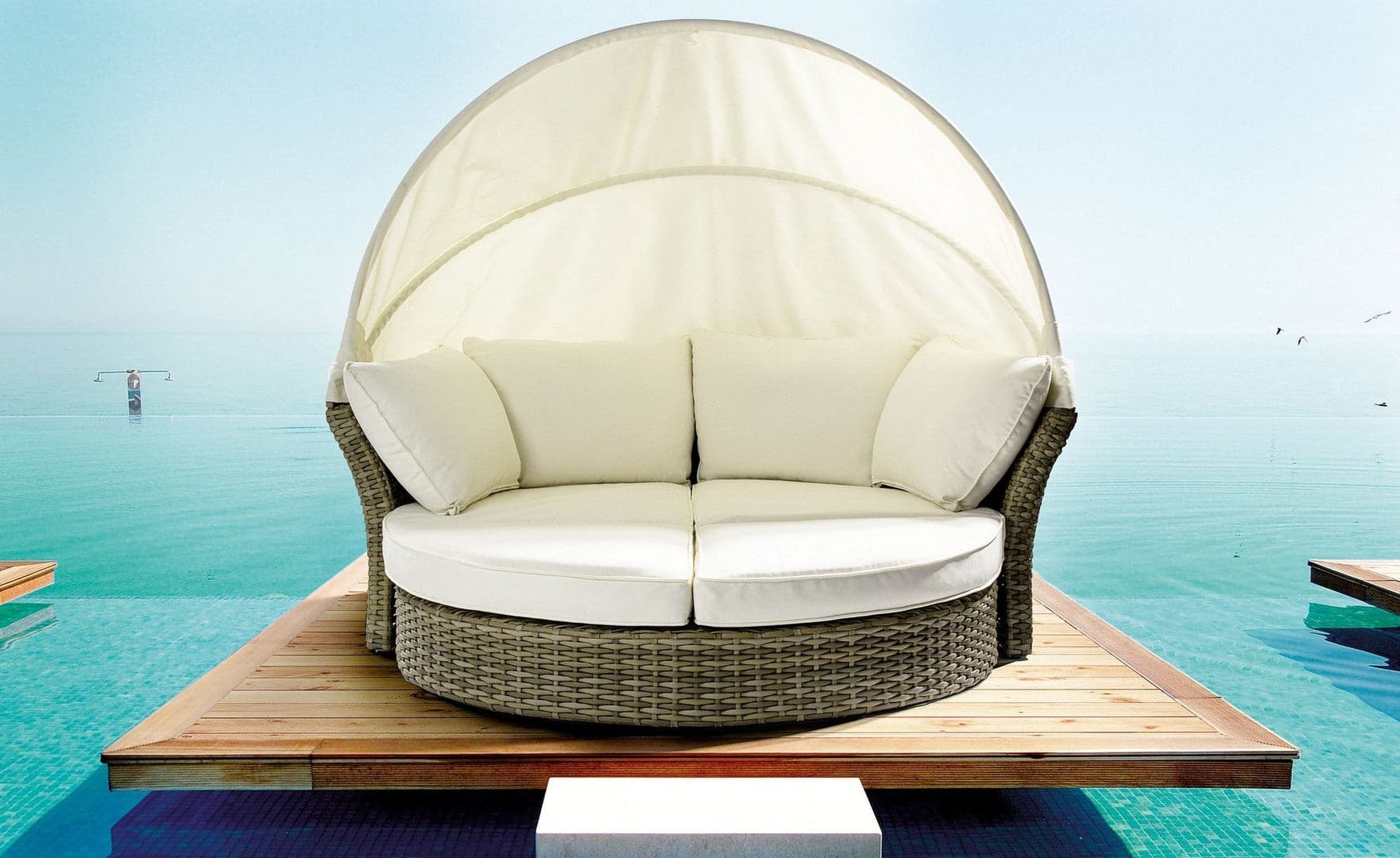 Daybed "Lesly" con cuscino e cappottina, struttura in alluminio e intreccio in fibra sintetica in Lettini Decor Space - Altamura, commercioVirtuoso.it