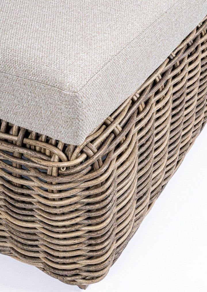 Lettino chaise longue "Coraline" con cuscino comodo, struttura in alluminio e intreccio in fibra sintetica Giardino e giardinaggio/Arredamento da giardino e accessori/Lettini Decor Space - Altamura, Commerciovirtuoso.it