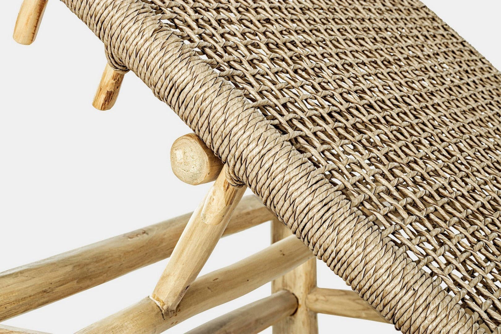 Lettino "Lampok" con struttura in rami di teak con intreccio in fibra sintetica in Lettini Decor Space - Altamura, commercioVirtuoso.it