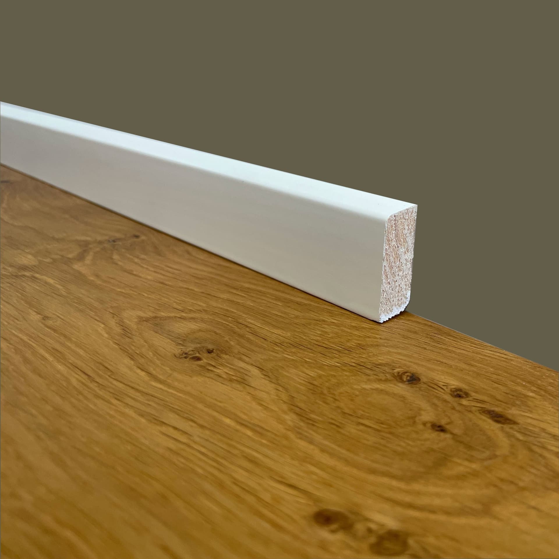 100ml di Battiscopa PREMIUM in legno MASSELLO basso squadrato 33x14 laccato bianco - Eternal Parquet