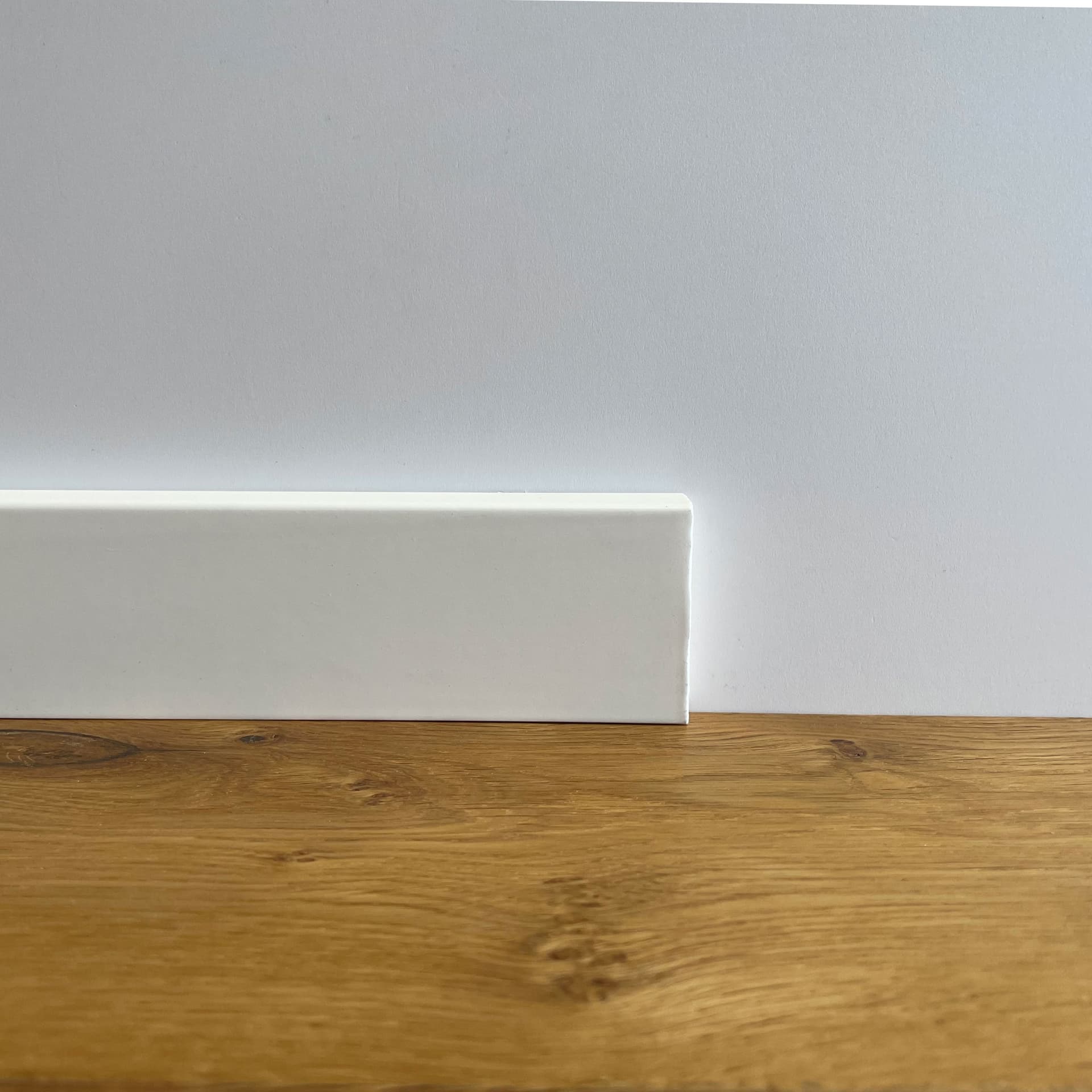 100 metri lineari di Battiscopa PREMIUM in legno MASSELLO squadrato 55x14 laccato bianco liscio - Eternal Parquet