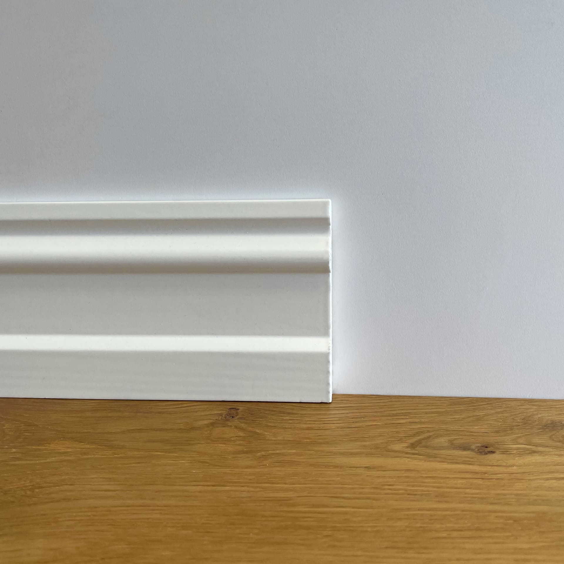 Battiscopa PREMIUM in legno MASSELLO mod. INGLESE 95x15 laccato bianco liscio (prezzo al metro) - Eternal Parquet